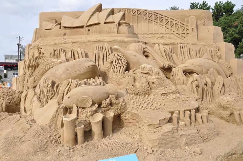 foto_20111109_1353_01.jpg - [de]Die Künstler haben fantasievolle Skulpturen gebaut.[en]The artists have created fantastic sculptures.