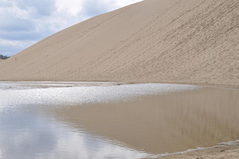 foto_20111109_1418_01.jpg - [de]Hinter den Dünen hat sich ein kleiner See gebildet.[en]A small lake has formed behind some of the dunes.