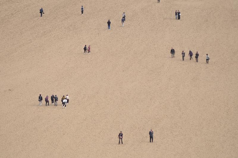 foto_20111109_1434_01.jpg - [de]Die ganzen Besucher der Dünen sehen aus wie Ameisen im Sand.[en]The visitors to the dunes look like ants in the sand.