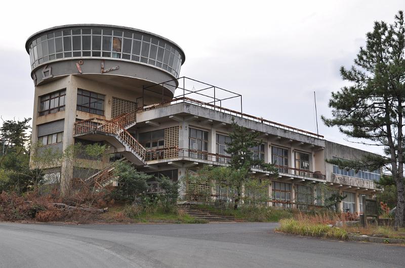 foto_20111109_1533_01.jpg - [de]Das war wohl früher mal ein begehrter Aussichtspunkt.[en]I guess that this used to be a nice lookout.