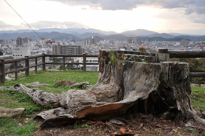 foto_20111109_1611_01.jpg - [de]Von den Ruinen des Schlosses hat man einen schönen Blick über Tottori.[en]Nice view over Tottori from the castle ruins.