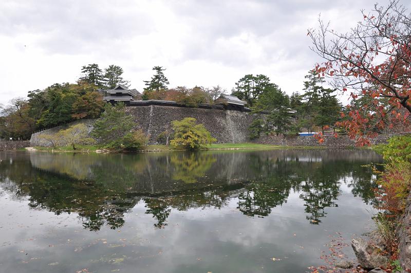 foto_20111110_1053_01.jpg - [de]Um das Schloß von Matsue herum gibt es einen großen Wassergraben.[en]Matsue castle is surrounded by a large moat.