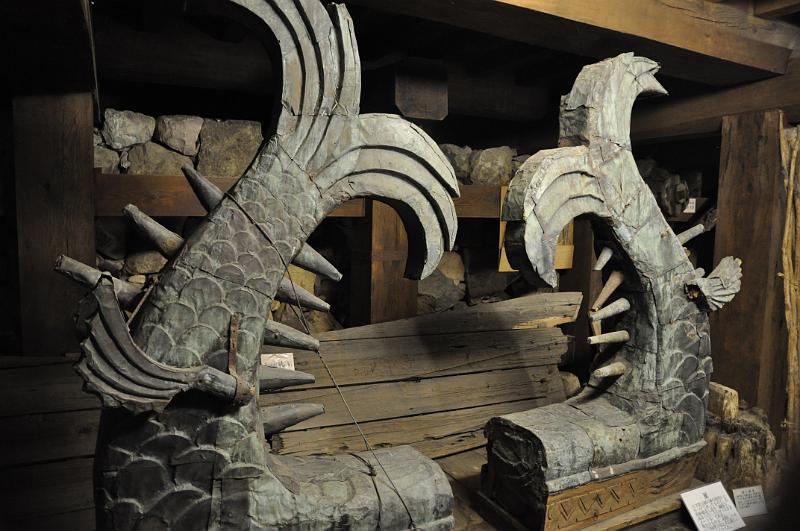 foto_20111110_1107_01.jpg - [de]Die originalen Dachfirste konnten bei der Restauration nicht weiter verwendet werden.[en]The original roof parts could not be reused during the restoration.