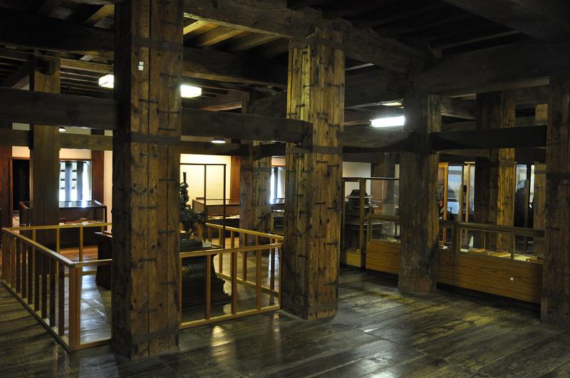 foto_20111110_1110_03.jpg - [de]Und im Inneren beeindruckt die Menga an dunklem Holz.[en]The huge amount of dark wood in the interior is very impressive.