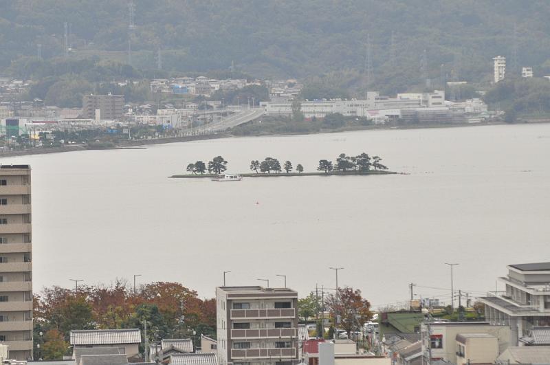 foto_20111110_1121_01.jpg - [de]Ein kleines Inselchen im ??? See, das für die berühmten Sonnenuntergänge als Motiv dient.[en]A small island in the ... sea that is often used for the famous sunset photos.
