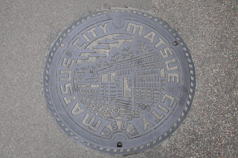 foto_20111110_1210_01.jpg - [de]Die hiesigen Gullideckel zeigen den Eingang des Samuraiquartiers.[en]The local sink covers show the entrace of the samurai quarter.