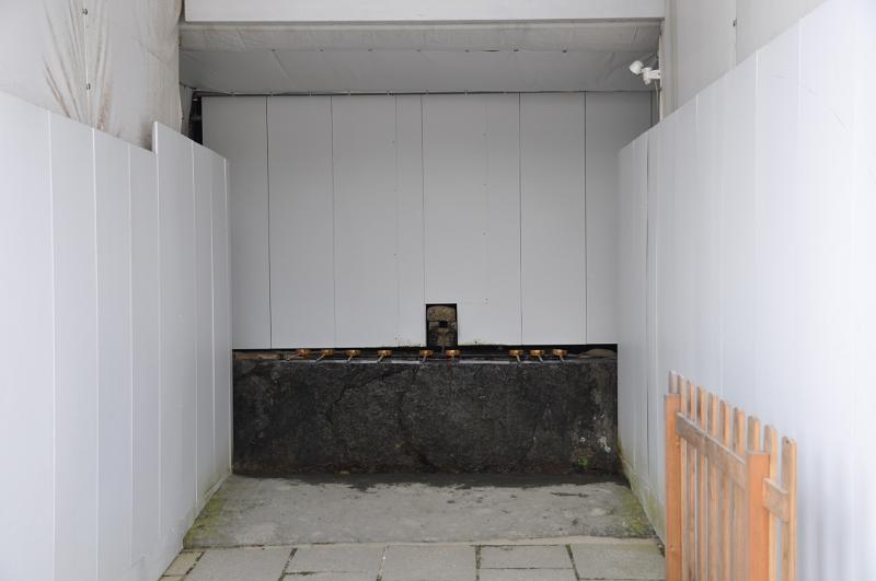 foto_20111110_1537_01.jpg - [de]Hier wird gerade viel restauriert, aber der Brunnen bleibt zugänglich.[en]There's a lot of restoration going on right now, but the fountain remains accessible.