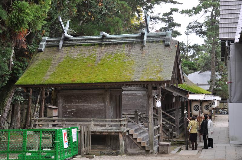 foto_20111110_1539_01.jpg - [de]Diese Woche kommen sehr viele Frauen zum Schrein, um für ihre Zukunft zu beten.[en]This week is special as many women visit the shrine to pray for their future.