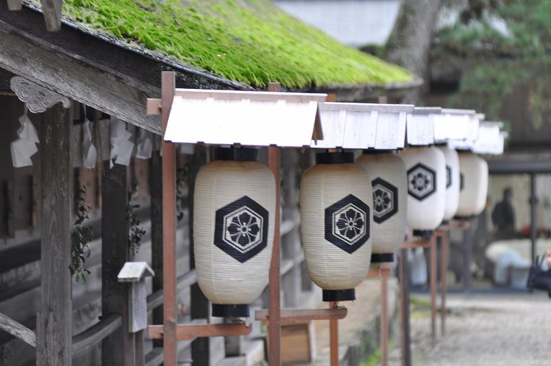 foto_20111110_1542_01.jpg - [de]Ein schöner Kontrast mit den Laternen und dem Moosdach.[en]A great contrast of the lanterns and the moss roof.