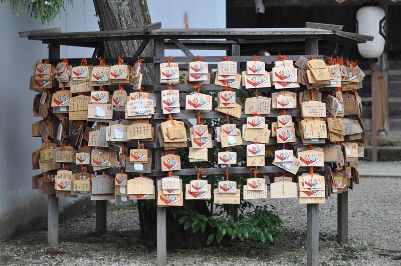 foto_20111110_1550_01.jpg - [de]Und es gibt natürlich ganz viele Holztafeln mit Wünschen.[en]And of course many wooden wish plates are found here.