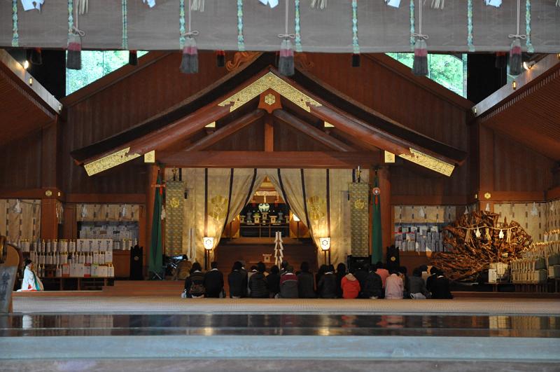 foto_20111110_1602_02.jpg - [de]Nebenan gibt es noch einmal eine große Andachtshalle.[en]Next door there is a big hall for prayers.