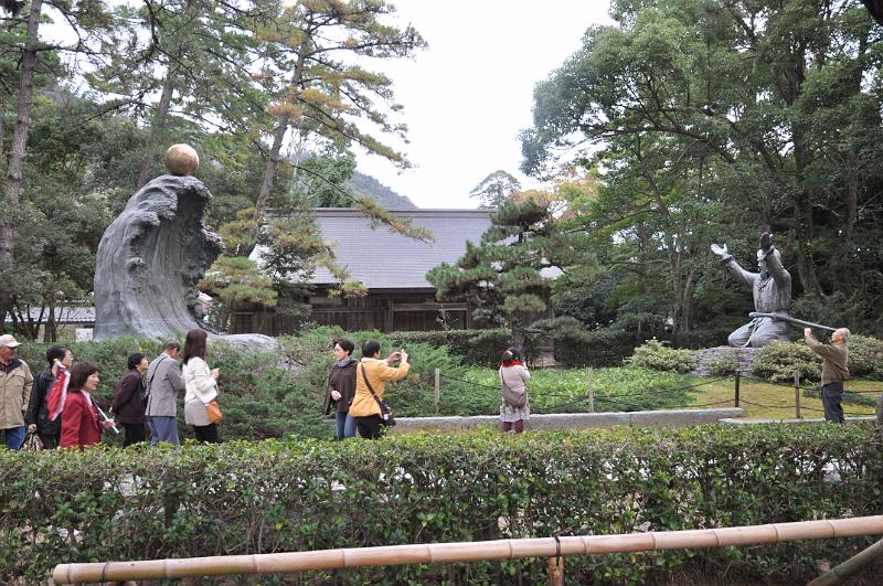 foto_20111110_1609_02.jpg - [de]Und dieser mutige Mann scheint keine Angst vor großen Wellen zu haben.[en]This brave man obviously is not afraid of large waves.